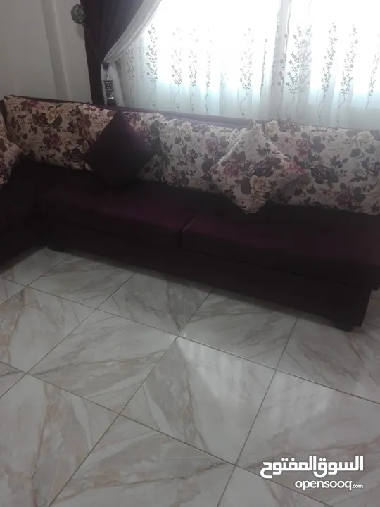 طقم كنب كورنر شبه جديد استعمال خفيف مع طقم طاولات سيرفيس