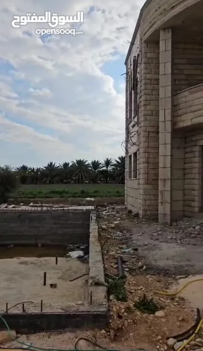 فيلا مكونة من طابقين مع بركة مع قطعة أرض للبيع
