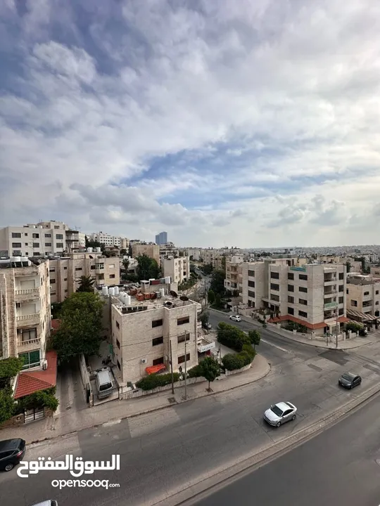 شقة مجددة بالرابية مطلة على غرب عمان