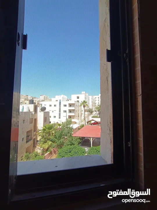 شقة مفروشة بنظام سويت مقابل الجامعة الاردنية بداية طلوع نيفين من المالك مباشرة / عمارة عائلية