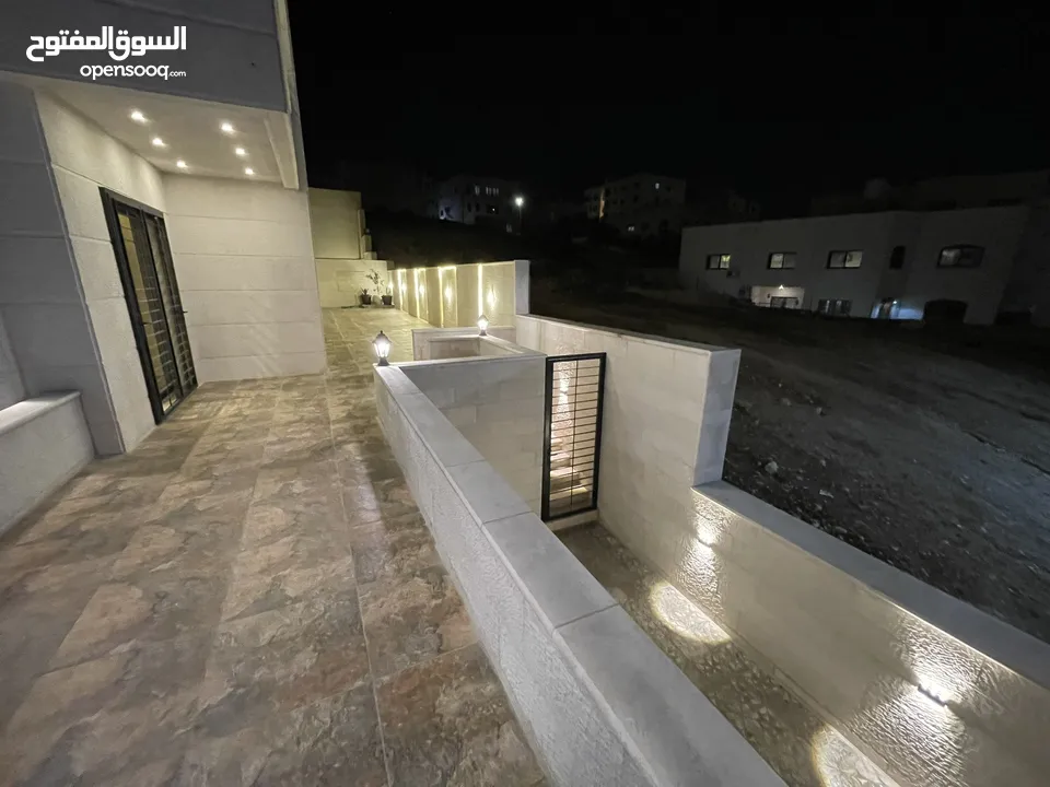 شقة ارضية بمواصفات مميزة بمساحة 150م+100م ترس خارجي في ابو السوس البيادر بالقرب من دوار الدفاع المدن
