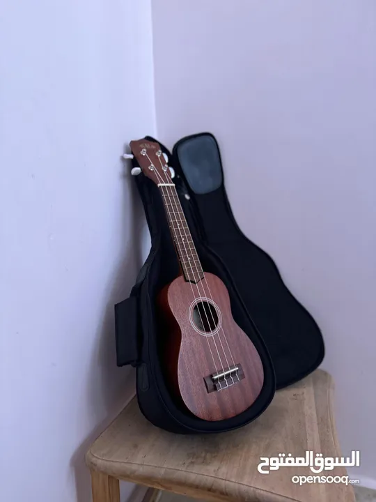 ukulele kala ka-15s يوكيليلي اصلي جديد مع الشنتة نوعية ممتازة جدا اوتار اصلية جديدة نوعية نضيفة