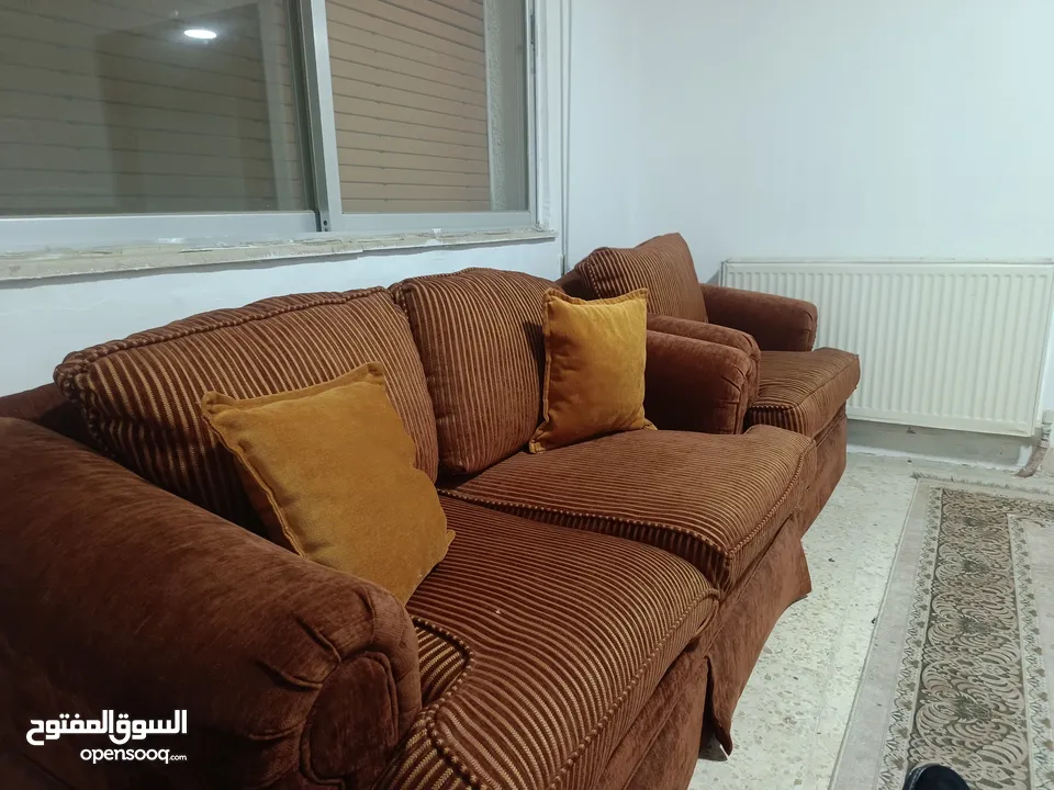 طقم كنبايات مستعمل للبيع المستعجل لغايات السفر بحالة جيدة
