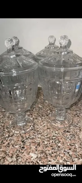 للبيع فازات زجاجية كبيرة الحجم بحالة ممتازة جدا غير مستعملة نهائيا مصنوعة من زجاج عالي الجودة،