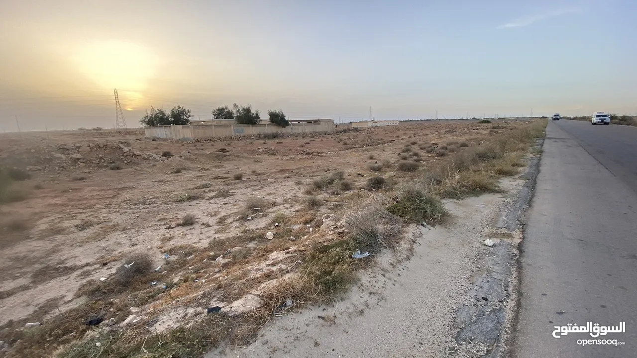 هكتار وربع فيه حوش كبير علي طريق طرابلس مباشرة