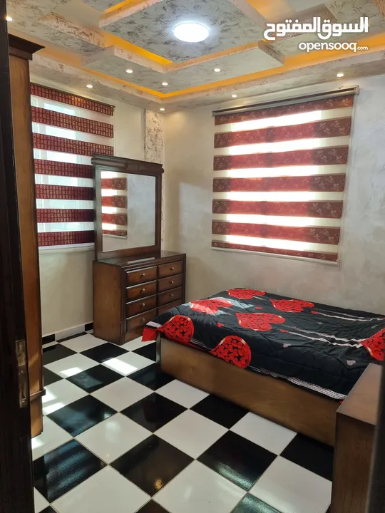 شقة مفروشة فاخرة للايجار مساحة 90 غرب شارع الجامعة ب 200م وشمال مسجد علياء التل