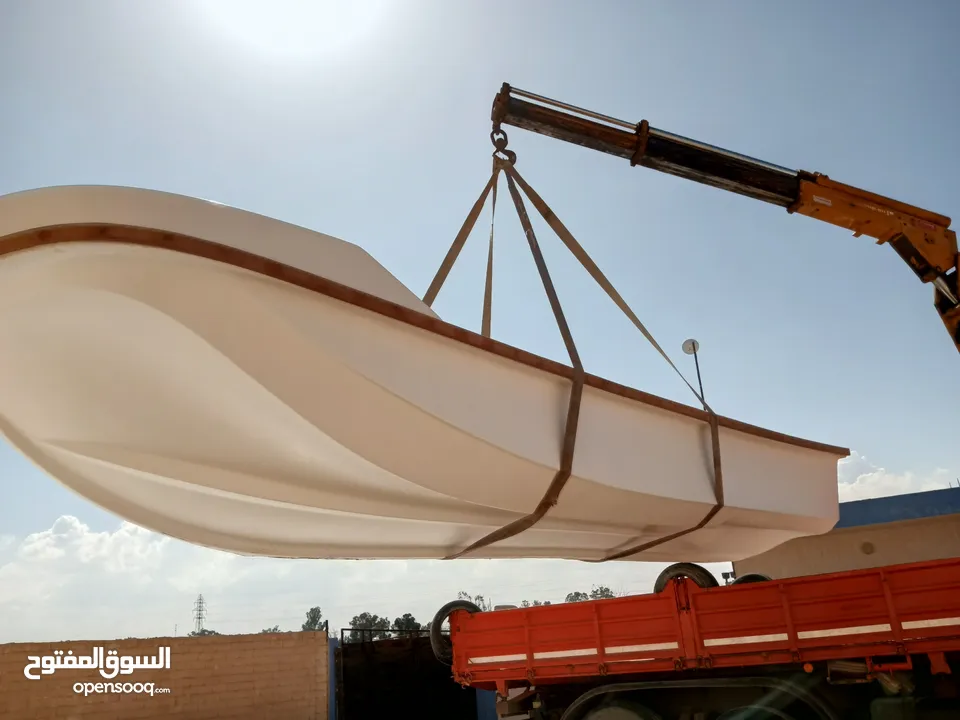 قارب فايير بالكامل 8 متر دوري عرض 2.5  جديد من المصنع بشهادة منشأ وفي 7 و 6 نفس التصميم
