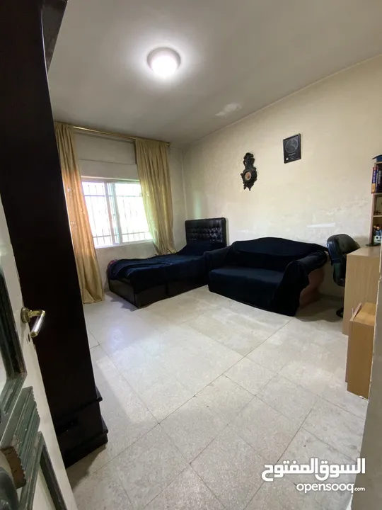 شقه استثمارية فارغه للبيع من المالك مباشرة
