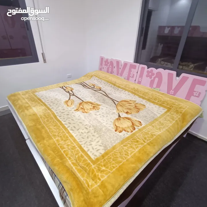 غرفة نوم بنات بحالة جيدة تختين مفردات وخزانة ومكتب مع جوارير ورفوف ومراية وكرسي دوار