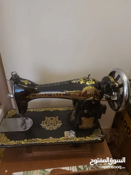 ماكينة خياطة ماركة سنجر الاصليه (الفراشه) مستعملة بحالة جيدة مع طاولة خشب صغيرة