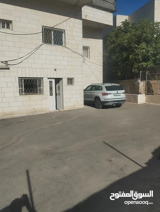 طابق كامل للايجار مع ساحة خارجيه