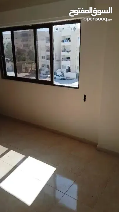 شقة للإيجار مساحة 200 متر واسعه ومهوية طابق اخير يتم توثيق العقد قانونيا و الدفع بداية كل شهر ميلادي