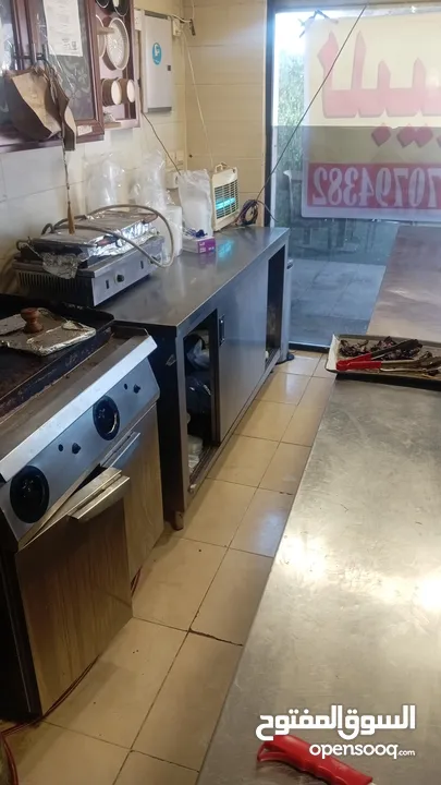 مطعم حمص وفلافل اسناكات للبيع في السلط