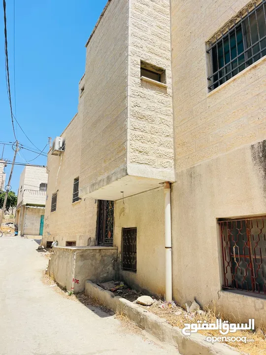 منزل مستقل للبيع في مدينة يطا يصلح تحويله الى مركز طوارئ او كلية او غيرها