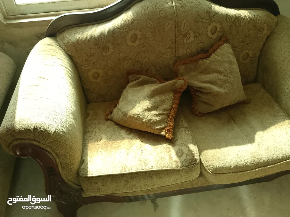 طقم كنبايات مستعمل للبيع مع طاولة بيضاء كبير و صغيرة عدد 2
