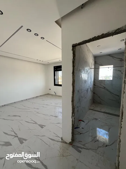 بالاقساط طابق ارضي مع ترس في تلاع العلي بتشطيب فندقي