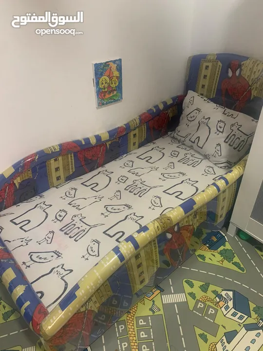 سرير اطفال مع مرتبه جديده ودولاب للبيع