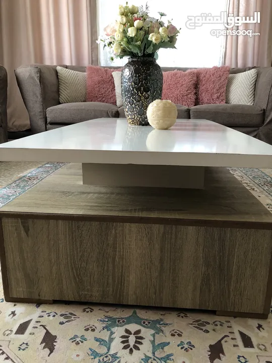 طاولة صالة بالون ابيض و خشبي مع تصميم يناسب جميع الديكورات يمتاز بسهولة التنظيف و يحتوي على خزانتين