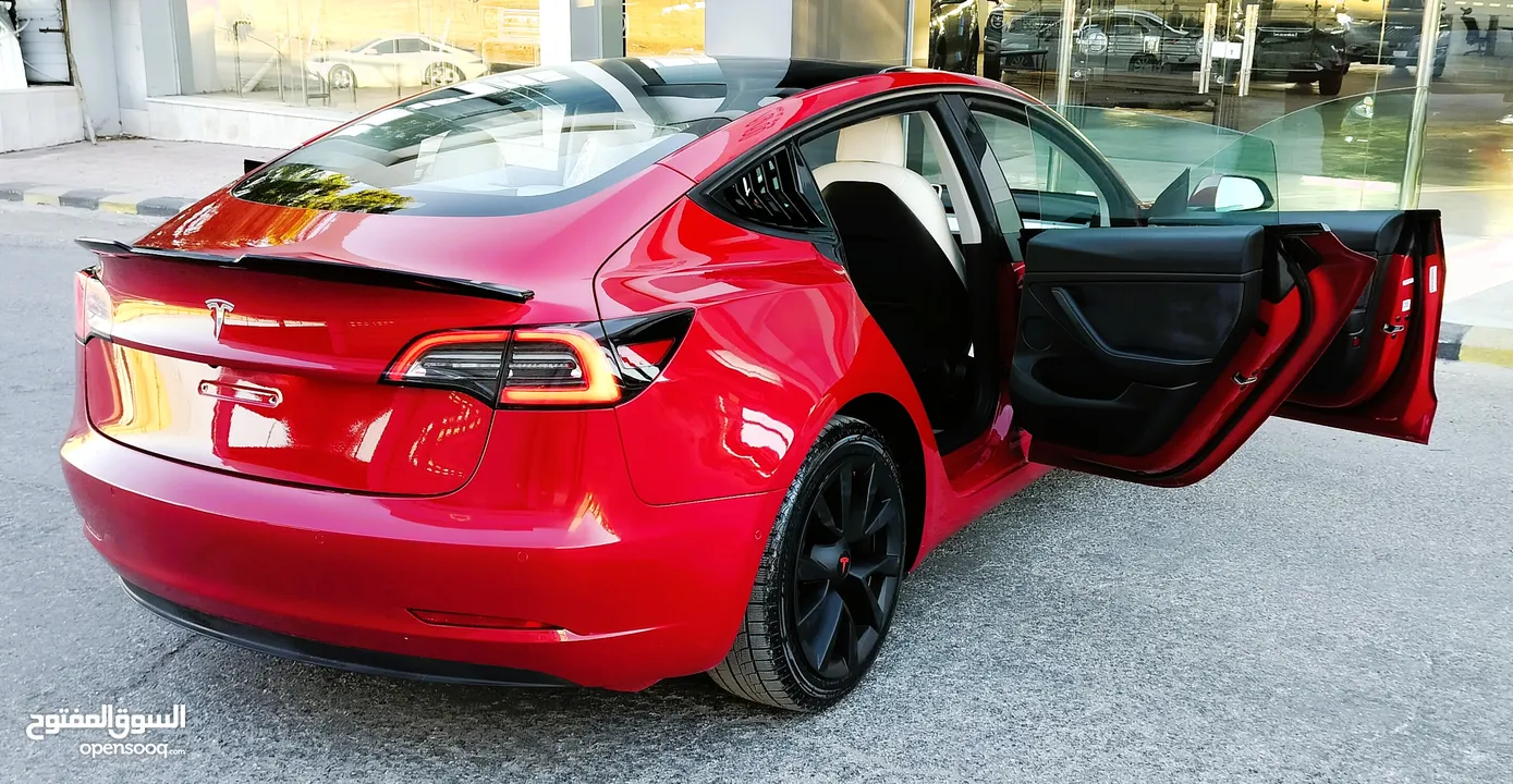 تيسلا 2022 model 3 فحص كامل 4 جــيـــد بدون ملاحظات غرفة جلد ابيض لون مميز بحالة الوكالة بسعر لقطة