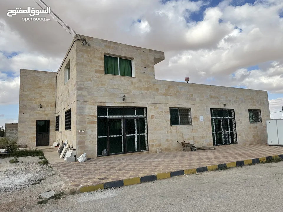 مجمع تجاري وطابق سكني  مساحة البناء الأرضي (المجمع) 400م مربع والطابق الأول (سكني) 150م مربع