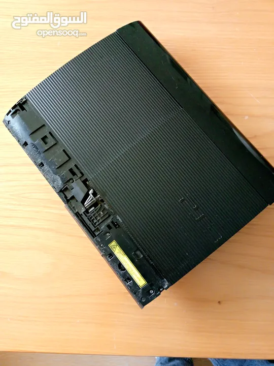 بلايستيشن 3 مستعمل للبيع مع كل اغراضه مهكر عليه 25لعبة و 3مكاتب لتنزيل الالعاب