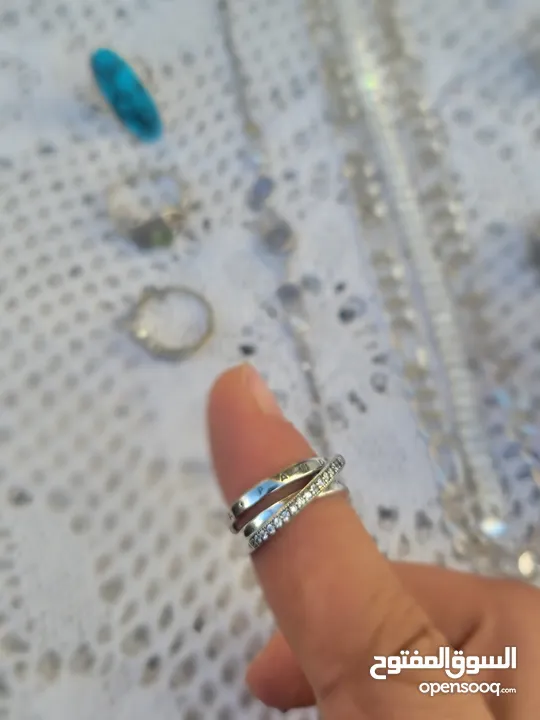 فضه سنسال وزنه 33 اسوارة وزها 19 وفي خاتمين باندورا وخاتم فيروز وخاتمين ستاتي واسوارة عين زرقا وخاتم