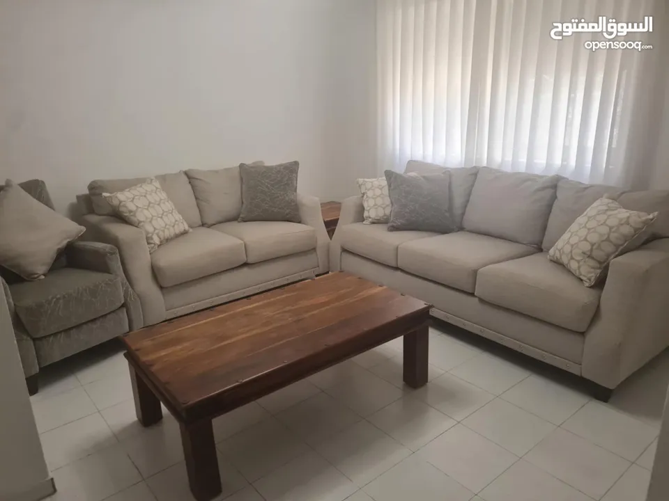 طقم كنب من شركة آشلي 6 مقاعد