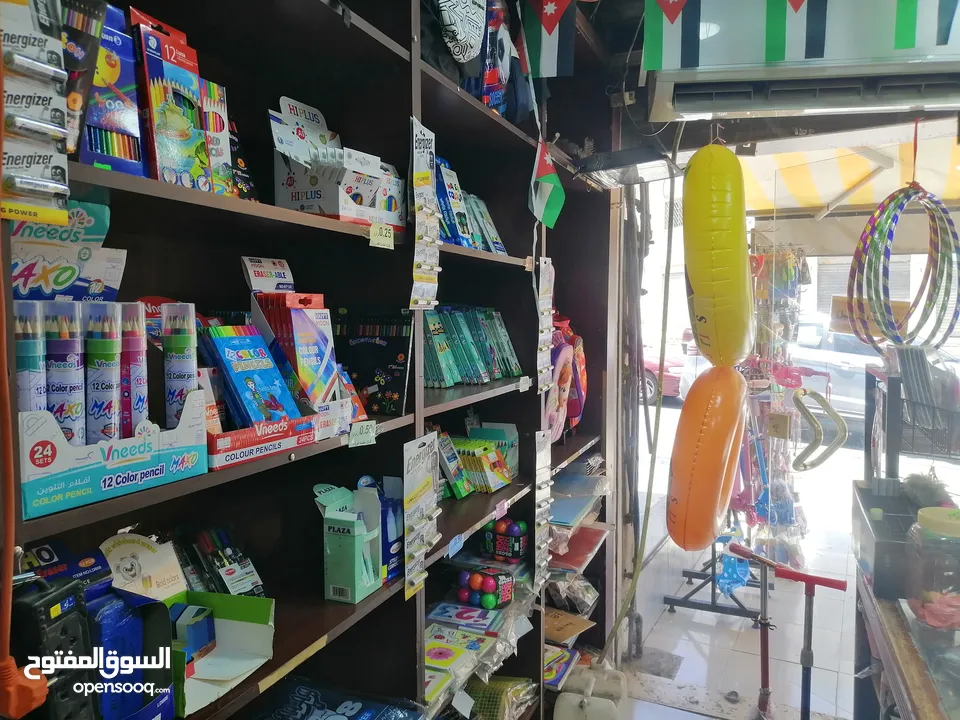 مكتبة للبيع قرطاسية والعاب وتوجيهي تعمل بشكل جيد شارع حيوي قائمة ولها سمعتها بالمنطقة ولها زبونها