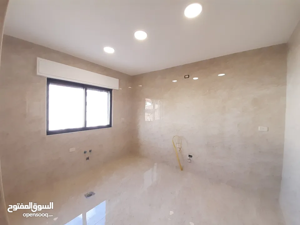 شقة ارضية بمواصفات مميزة بمساحة 150م+100م ترس خارجي في ابو السوس البيادر بالقرب من دوار الدفاع المدن