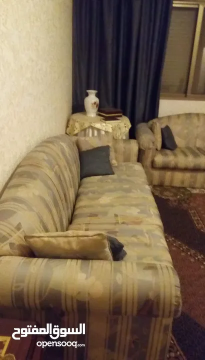 طقم كنب بحالة جيدة جدا للبيع بسعر تشجيعي