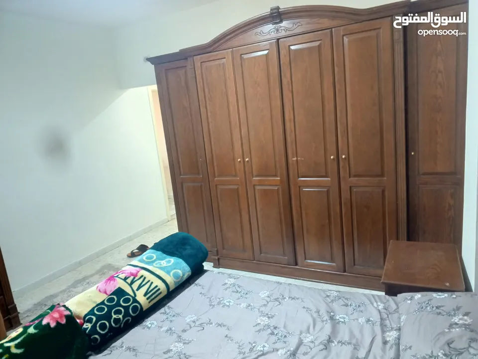 استوديو غرفة وصالة وحمامين وترث كبير