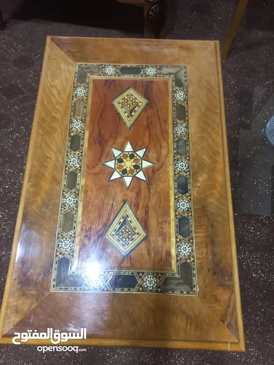 طقم كنب وطاولات خشب زان وسجادة شاجي بحالة جديد