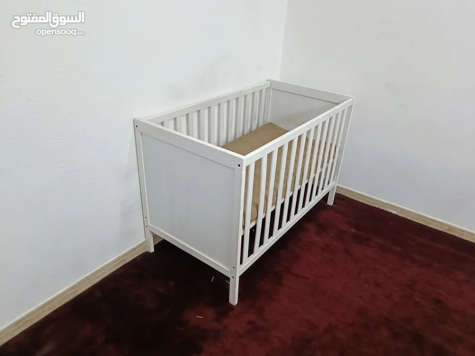 Baby cot/crib with Mattress, blanket and cover sheet