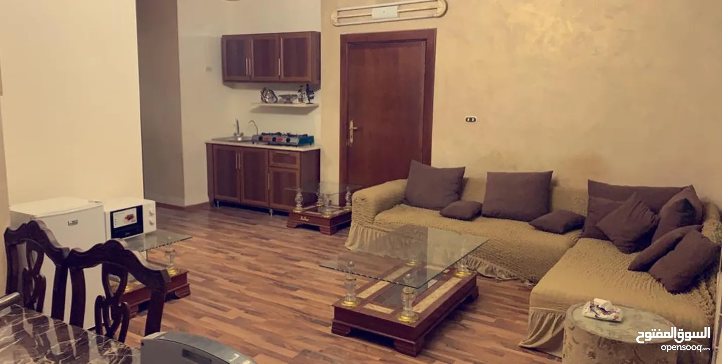 شقة ارضية مع ترس كبير مفروشة بجبل الحسين للإيجار