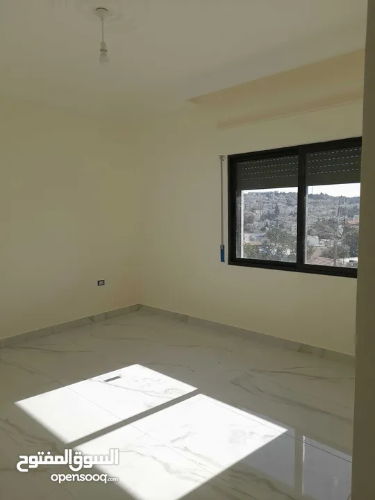 شقه تشطيب جديد2نوم مع ماستر2حمام صاله صالون مطبخ بلكون موقع مميز/يوجداسكان يتوفر به شقق أخرى للايجار