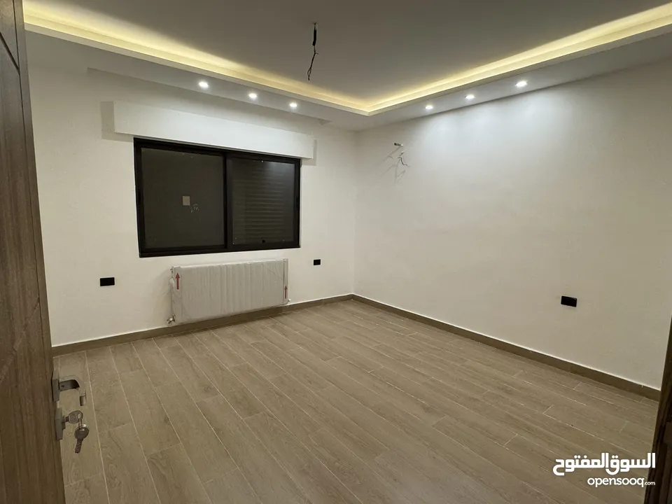 شقة طابق اخير مع رووف بمساحة داخلية 230م في طريق المطار - البنيات