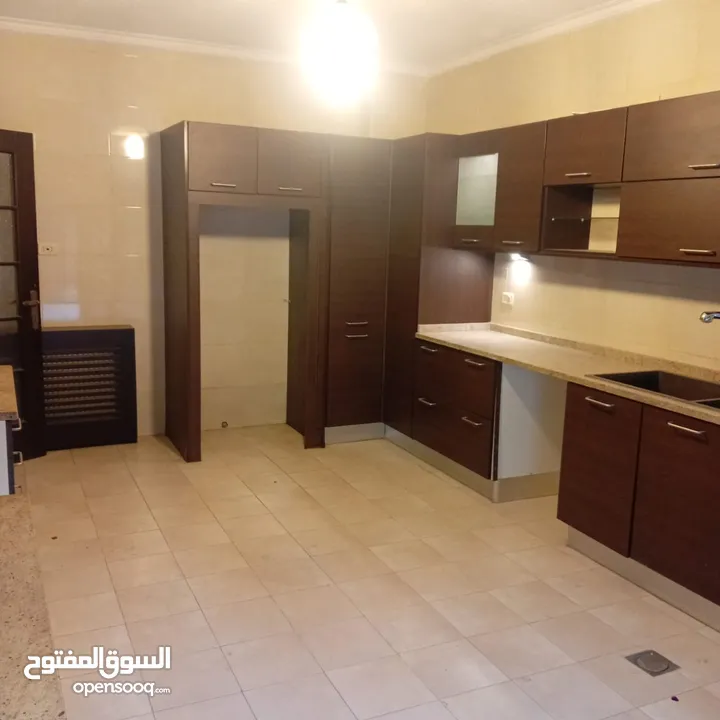 خلدا ـ شقه ارضيه فارغه للايجار ـ 200 متر داخلي  200 متر خارجي + حديقه مشجره - كراج خاص