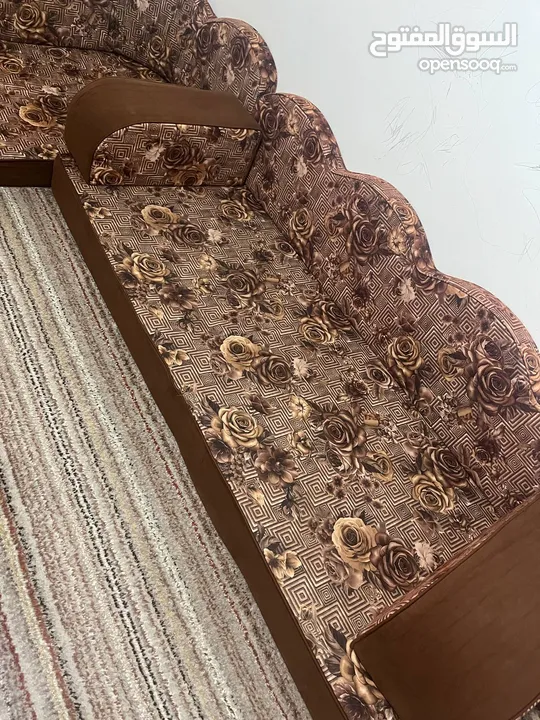 جلسه ارضيه اربع فرشات مع مساند ومراكي وطاوله وسط