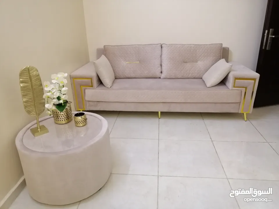 8-Seater Sofa Set with Center Table – Gently Used طقم كنب 8 مقاعد مع طاولة مركزية – استعمال خفيف