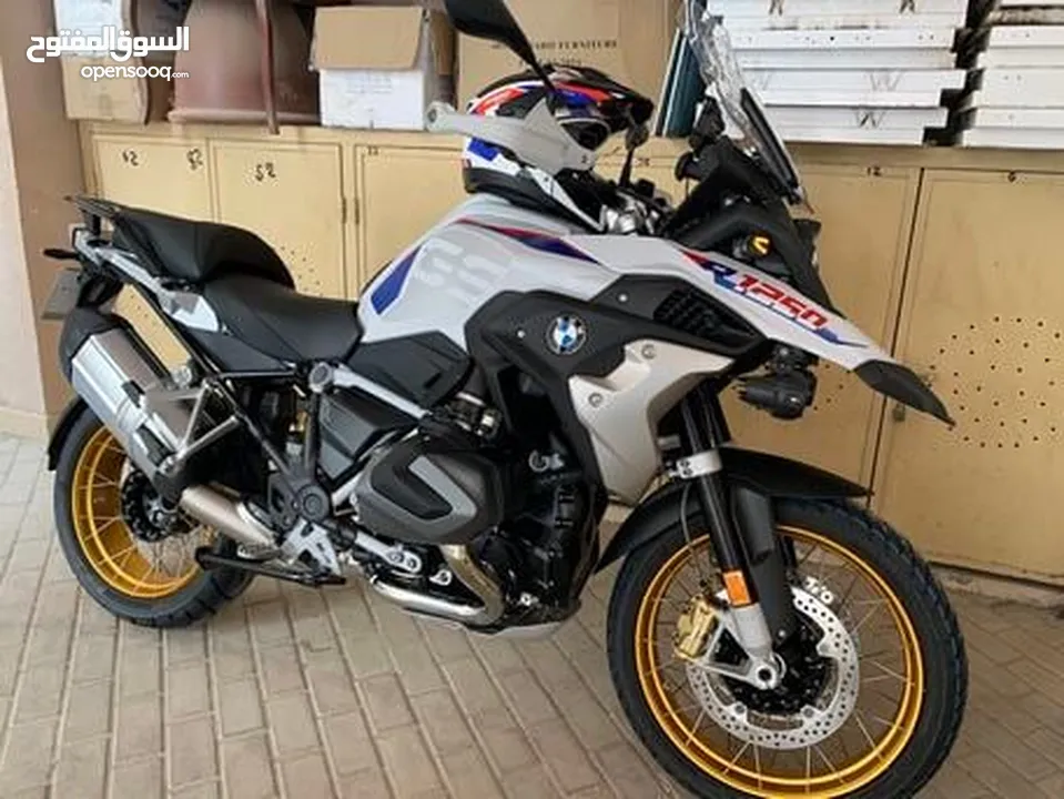 2022 R1250GS with accessories, under warranty for more information please call