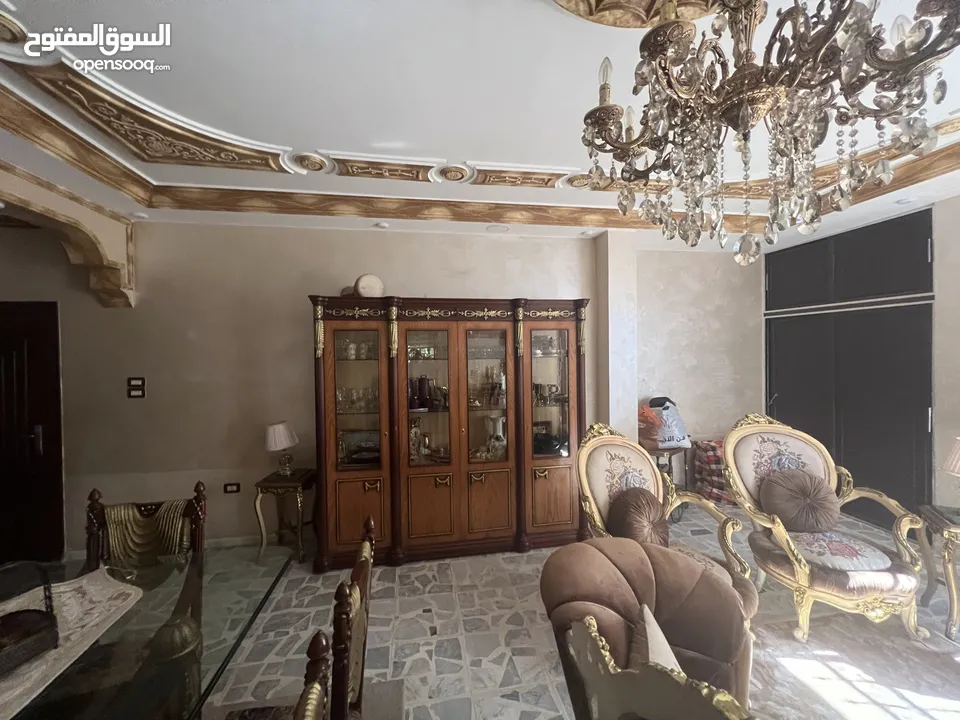 طقم كنب غرفة ضيوف مع طاولة سفرة مصري