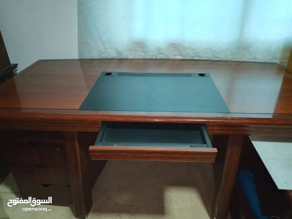 مكتب وكرسي وخزانه