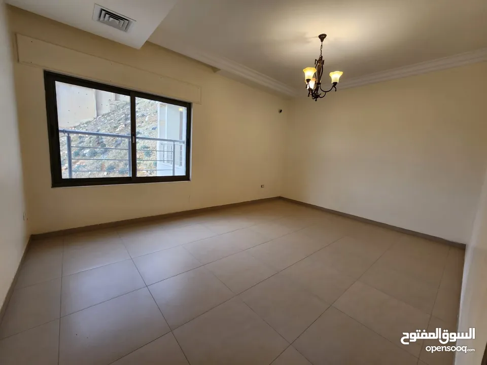 شقة دوبلكس فارغة للإيجار في عبدون - ref : 14462