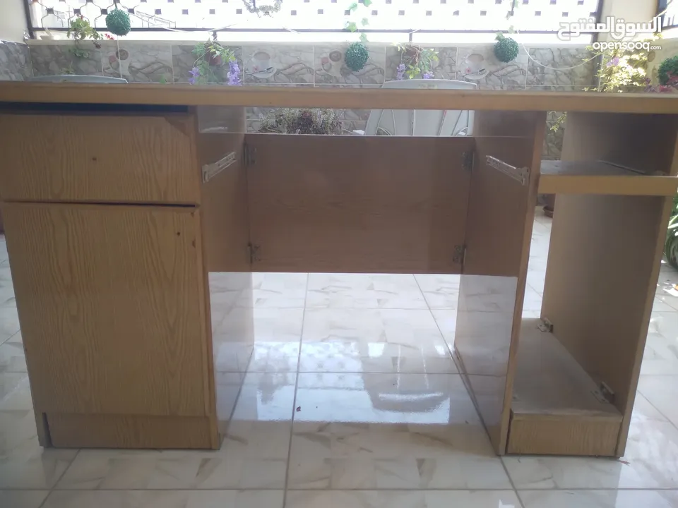 مكتب دراسي وكمبيوتر خشب ثقيل بسعر مغري مع خزانة رفين وجرار
