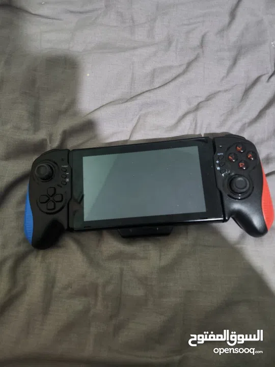 نينتندو سويتش مع كينترولارنينتندو سويتش مع كينترولارنينتندو سويتش مع كينترولار