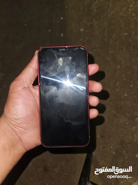 آيفون 11 عادي مش مفتوح ولا خدش 128 جيجا بطاريته 77 الجهاز وكاله مع كرتونته وشاحنه