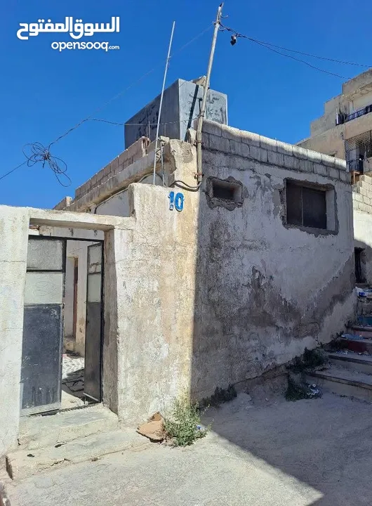 ارض ومنزل للبيع في ماركا نمره ثنين عن الشارع والسوق وفي دخله ع الارض من الخلف