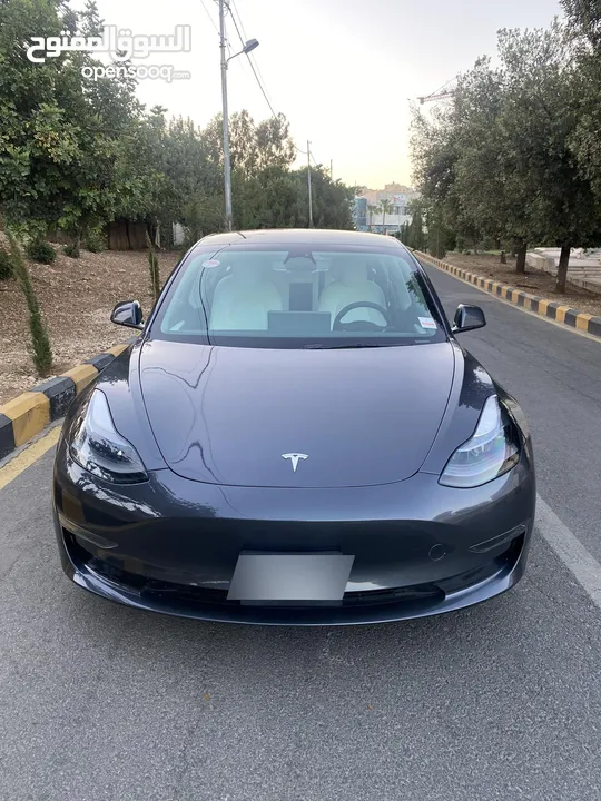 Tesla Model 3  موديل 2023 جمرك جديد  فحص أوتوسكور B+ بدفعة لا تقل عن 10 الاف دينار