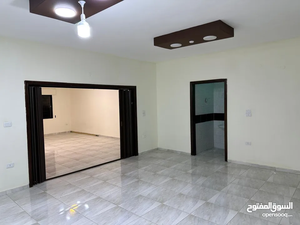 شقة طابقية طابق اول 3 غرف نوم 3 صالات 3 حمامات نظيفة جداً البناء 5 سنوات  الحي الشرقي قرب حديقة تونس