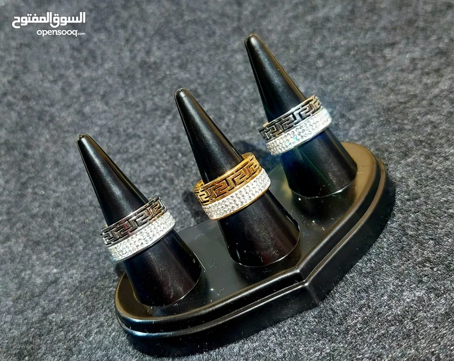 سوار ذهبي فاخر بتصميم أنيق ومميز